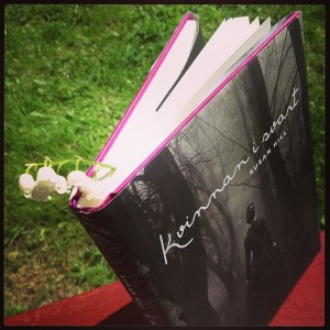 kvinnan i svart liljekonvalj